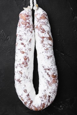 Siyah arka planda sosisli sandviç..