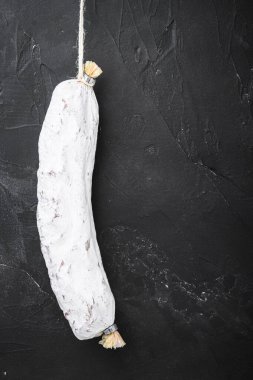 İspanyol salçunu siyah yüzeyde kurutulmuş sosis ve fotokopi alanı.