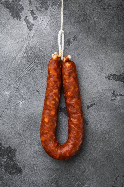 Gri arka planda İspanyol sucuk sucuğu salamı, üst görünüm.