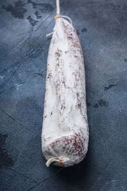 Tüm İspanyol Longaniza sosisi mavi arkaplanda.