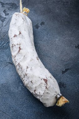 Tüm İspanyol salçalı sosisi mavi arka planda..