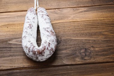 Tahta masada beyaz mayalanmış sosis ve metin için yer var..