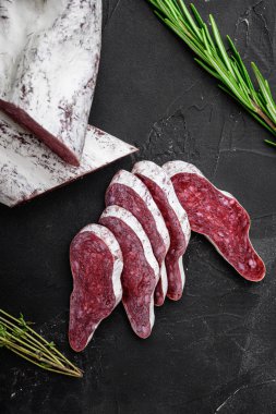 Longaniza, geleneksel salam siyah arka planda İspanyol sosisi, üst manzara.