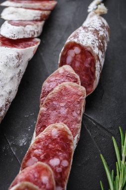 Balkabağı arka planında kurutulmuş sosis dilimleri..