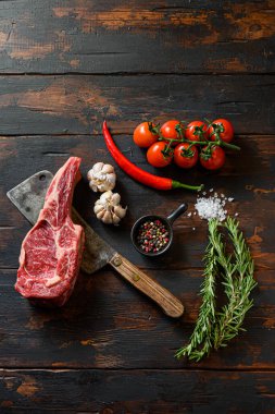 Et satırında çiğ Dallas bifteği. Organik çiftlik mermer kaplama siyah angus bifteği. Koyu ahşap arka plan. Üst Manzara. Baharatlı, biberli, biberiyeli, tuzlu, sarımsaklı. Kopyalama alanı.