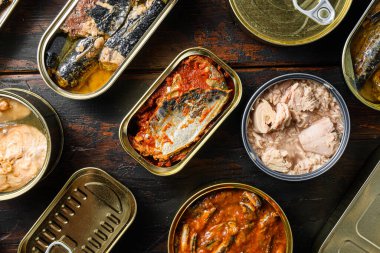 Farklı türde deniz ürünleri olan teneke kutular, Saury, uskumru, sprat, sardalya, sardalya, sardalya, kalamar, kalamar, ton balığı ile açılmış ve kapanmış konserveler,.