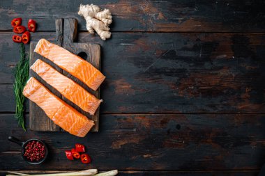 Somon otları ve baharatlarla dolu balık kekleri eski ahşap masa üzerinde, metin için yeri olan üst manzara.