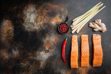 Eski kırsal arka planda, bitkisel otlu çiğ alabalık, metin için en üst görünüm