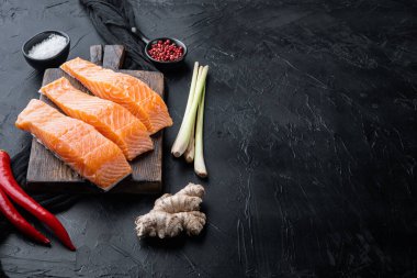 Siyah desenli arka plan ve metin için alanı olan bitkisel çiğ alabalık.