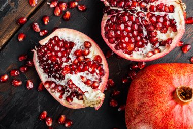 Olgun nar ve sulu tohumlar, eski ahşap masa, üst görünüm