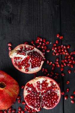 Olgun nar ve sulu tohumlar, siyah ahşap masa, düz yatıyordu.