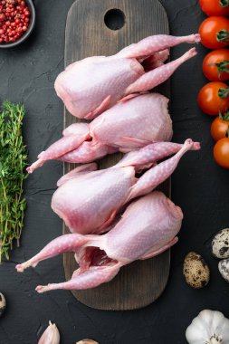 Ev yapımı çevre dostu çiğ bıldırcın, siyah desenli arka planda üst görünüm.