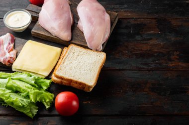 Ekmek kızartma malzemeli lezzetli sandviç, koyu ahşap zemin üzerinde metin için fotokopi alanı ile