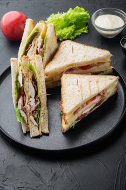 Tavuklu taze sandviç, siyah arka planda.