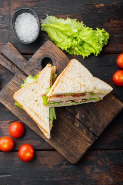 Etli sandviç, peynirli domates, jambon, eski ahşap masa, üst manzara.
