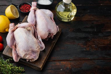 İçindekilerle birlikte taze çiğ tavuk leşi, eski ahşap masa üzerinde metin için fotokopi alanı var.