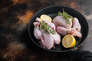 Çiğ, genç, bütün bir tavuğu ızgara tepsisinde, eski, rustik arka planda, metin için kopya alanı ile birlikte.