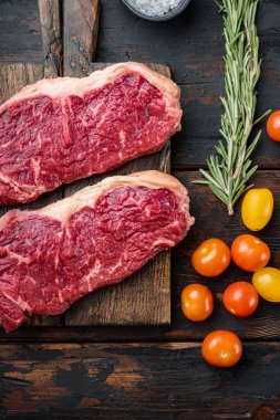 En iyi sığır eti bifteği, eski ahşap masa, üst manzara