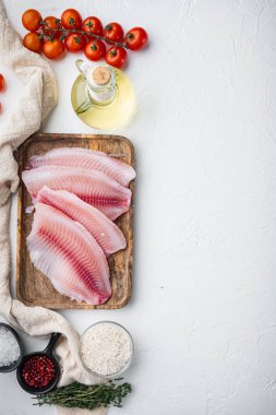 Beyaz balık filetosu, basmati pilavı ve kiraz domatesli beyaz arka planda, metin için fotokopi alanı olan üst görünüm.