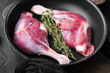 Serbest Çiftlik Ördek Bacakları seti, kızgın demir tavada, siyah taş arka planda.