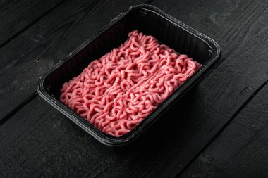 Siyah ahşap masa arka planında kıymalı et.