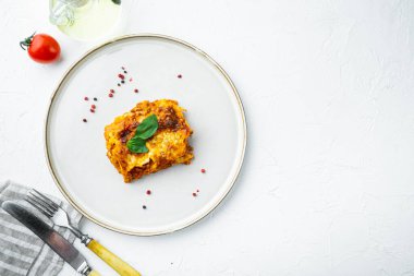 Kızarmış Bavyera Alman Nrnberger sosisleri ve siyah arka planda lahana turşusu püresi.