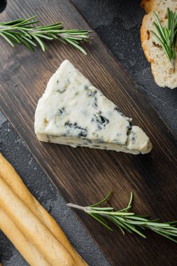 Mavi peynir Gorgonzola seti, gri arka planda, üst görünümde.