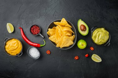 Nacho için farklı sos ve soslar, siyah arkaplan, üst görünüm veya düz yatış