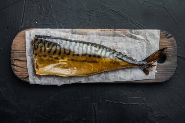 Tütsülenmiş balık uskumrusu, siyah arka planda, üst manzara düz yatıyordu.