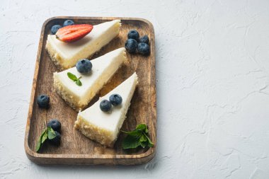 Taze berrie ile ev yapımı cheesecake, beyaz arkaplanda metin için kopyalama alanı ile