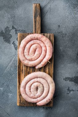 Geleneksel çiğ domuz sosisi seti, gri arka planda, en üstteki düz manzaralı.