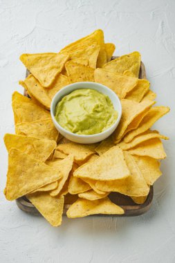 Nachos mısır cipsi ve geleneksel sos seti, beyaz arka planda.