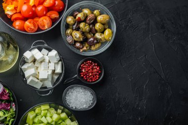 Yunan salatası malzemesi pişirme, siyah arkaplan, üst görünüm düz metin için metin alanı ile yatar