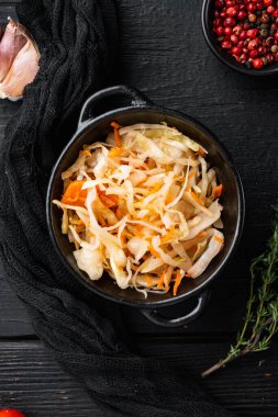 Lahana koruma seti, siyah ahşap masa arkaplanı, üst görünüm düz yatıyordu