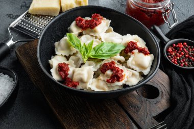 Domates soslu ravioli, peynir ve fesleğen, fesleğen, parmesan ve domates.
