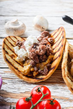 Beyaz desenli ahşap zemin, yan görünüş, seçici odak dikey.