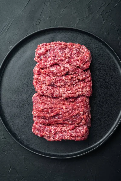 俺のだ 調理のための成分とひき肉 黒の背景に トップビューフラットレイ — ストック写真