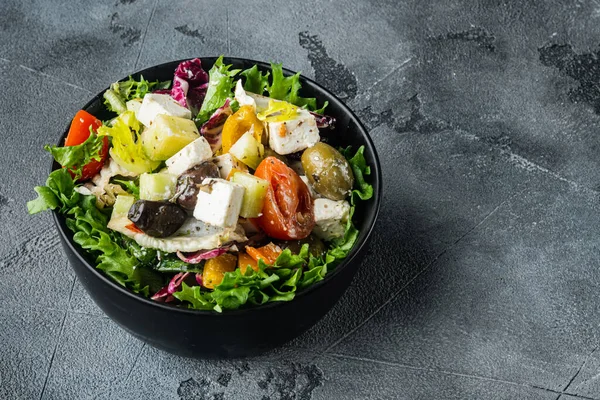 Salada Grega Com Queijo Feta Azeitonas Frescas Orgânicas Fundo Cinza — Fotografia de Stock