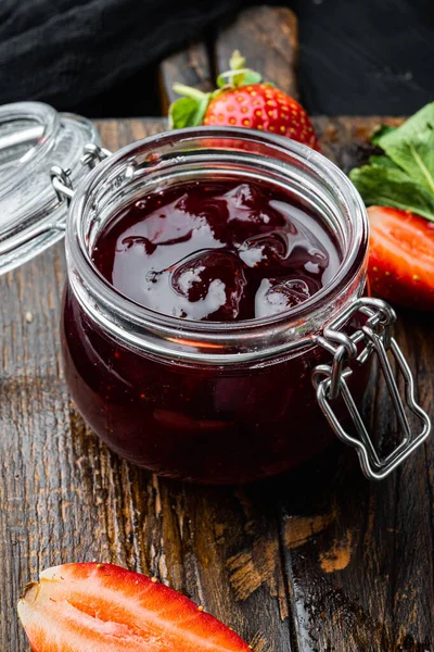 Confiture Fraises Délicieuse Maison Avec Berrie Fraîche Sur Fond Noir — Photo