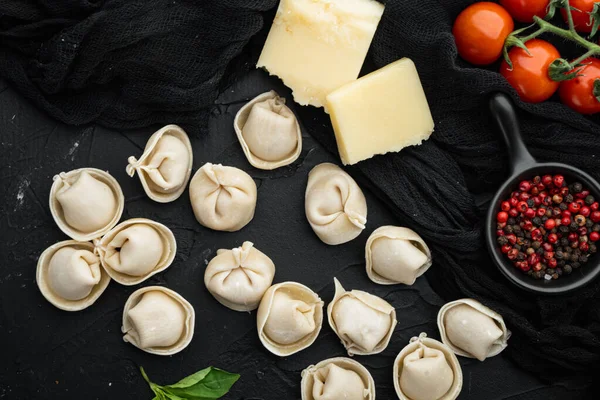 Tortellini Italiano Con Hojas Frescas Ricotta Tomates Sobre Fondo Negro —  Fotos de Stock