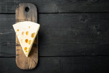 Maasdam peynir seti, siyah ahşap arkaplan, üst görünüm düz, metin için kopyalama alanı ile