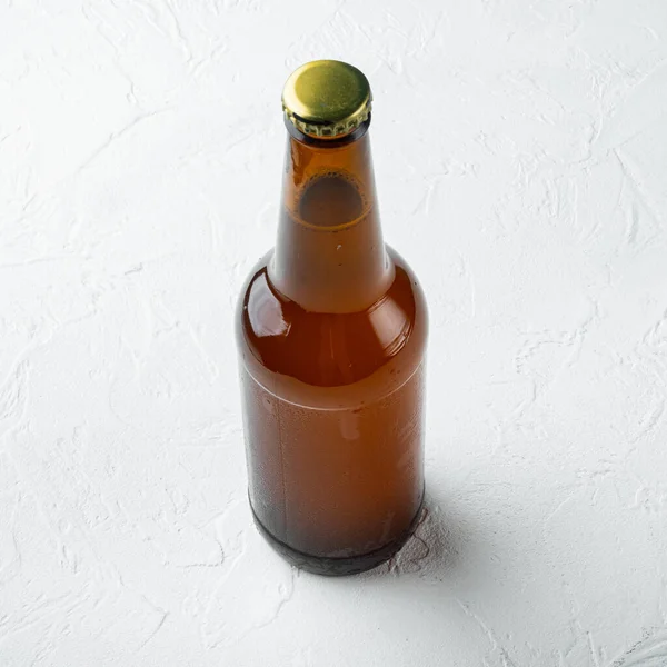 Glazen Flesjes Bierset Wit Stenen Oppervlak Vierkant Formaat — Stockfoto