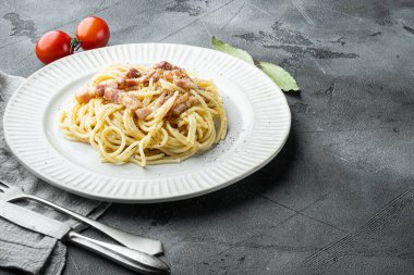 Bir tabak spagetti Carbonara, Guanciale ile modern İtalyan makarna tarifi, yumurta ad pecorino romano peyniri seti, gri taş arka planda, metin için kopyalama alanı