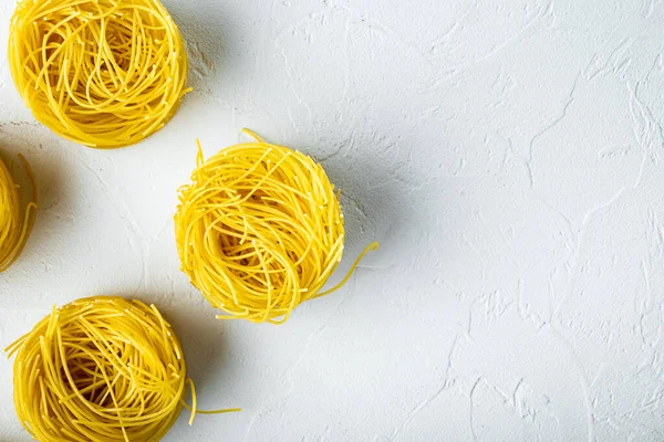 Unbekanntes Italienisches Tagliolini Pasta Set Auf Weißer Steinoberfläche Von Oben — Stockfoto