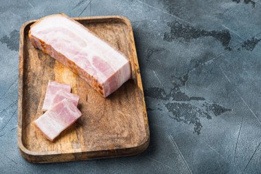 Pastırma pancetta kesilmiş ve dilimlenmiş gri desenli arkaplan ve metin için boşluk.