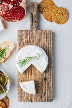 Farm cheese camembert seti, beyaz arka planda, üst görünümde.