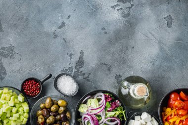 Yunan salatasının ana malzemeleri: Taze zeytin karışımı, feta peyniri, domates biberi, gri arkaplan, üst görünüm düz metin alanı ile yatıyordu