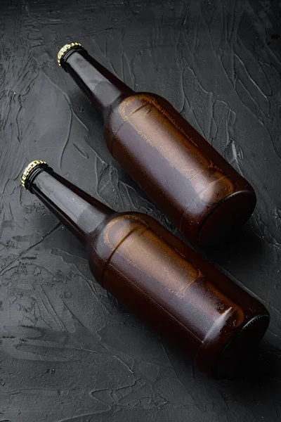 Cerveza Fresca Botellas Vidrio Sobre Fondo Piedra Negra —  Fotos de Stock