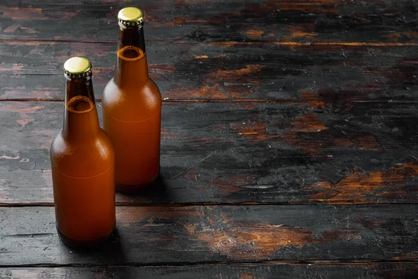 Botellas Vidrio Cerveza Sobre Una Vieja Mesa Madera Oscura Con —  Fotos de Stock