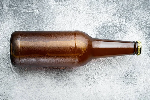 Cerveza Fresca Botellas Vidrio Sobre Fondo Piedra Gris Vista Superior —  Fotos de Stock